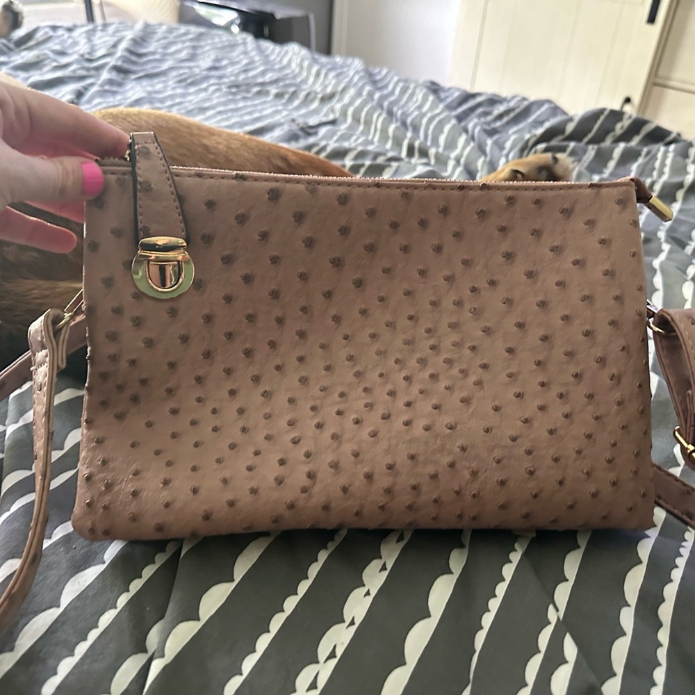 Crossbody bag in a dusty pinkish color.